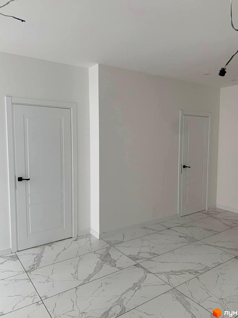 Клубний будинок „На Макіївській“: білі двері та мармурова плитка на підлозі у просторому приміщенні. Огляд інтер'єру новобудови.