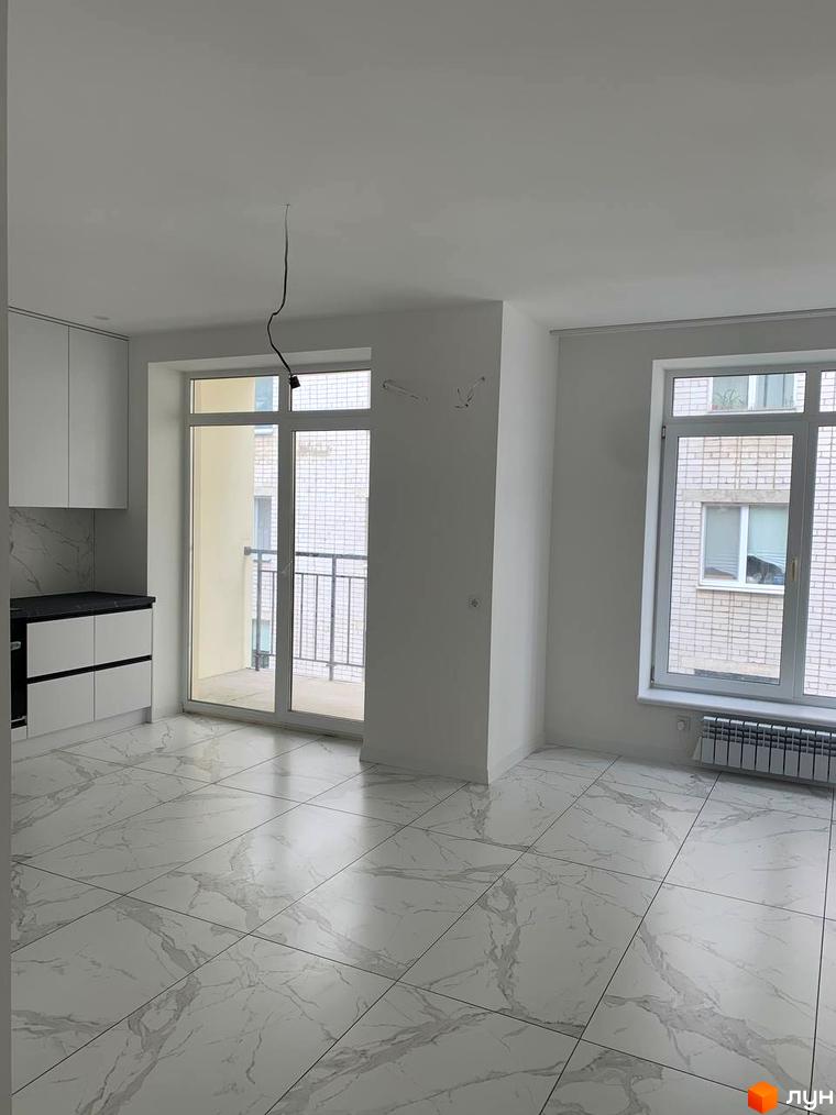 Клубний будинок „На Макіївській“: світла простора кімната з великими вікнами та мармуровою підлогою. Сучасний ремонт.