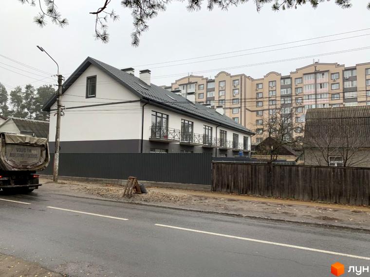 Зображення сторінки житлового комплексу Таунхауси „На Котляревського“. На фото зображено білий будинок з темною покрівлею та огорожею.