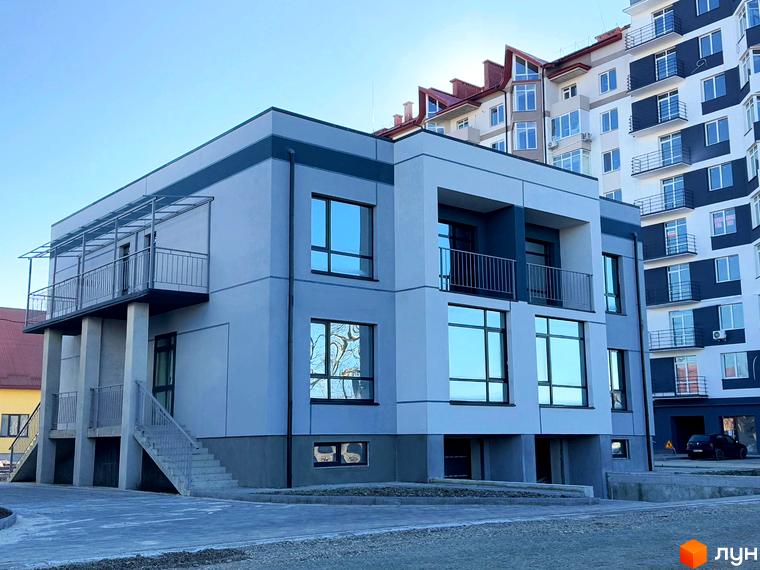 Таунхауси 4Family House – це малоповерхова забудова з балконами та великими вікнами. Перед будинком облаштований паркінг та доріжки.