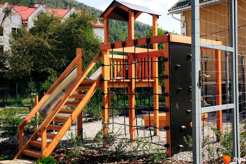 Дитячий майданчик біля будинку. На території комплексу Крайобраз є все для комфортного життя та відпочинку.