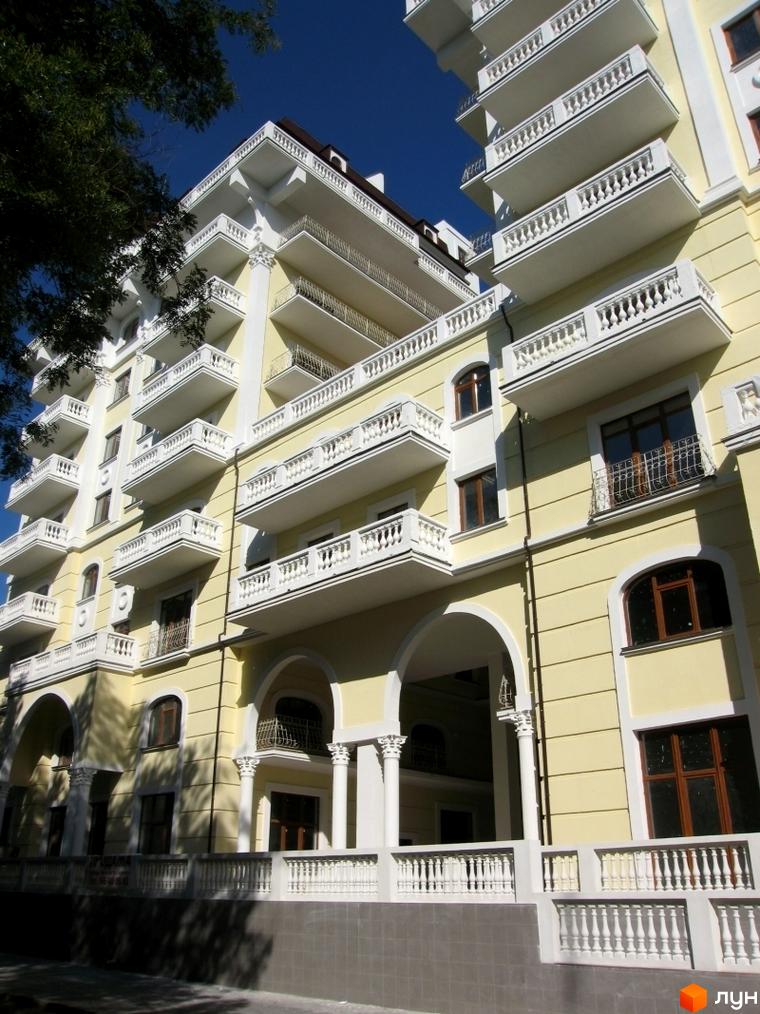 Житловий комплекс ЖК Ренесанс з балконами та арками. Прибудинкова територія оформлена з елементами ландшафтного дизайну.