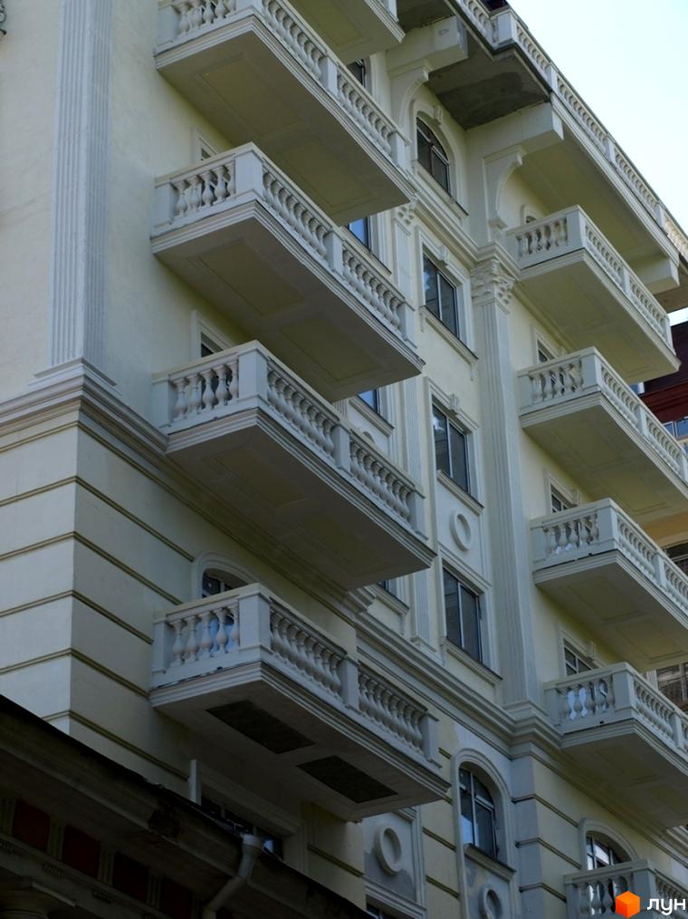 Житловий комплекс Ренесанс з балконами та декоративними елементами. Прибудинкова територія оформлена з урахуванням комфорту мешканців.