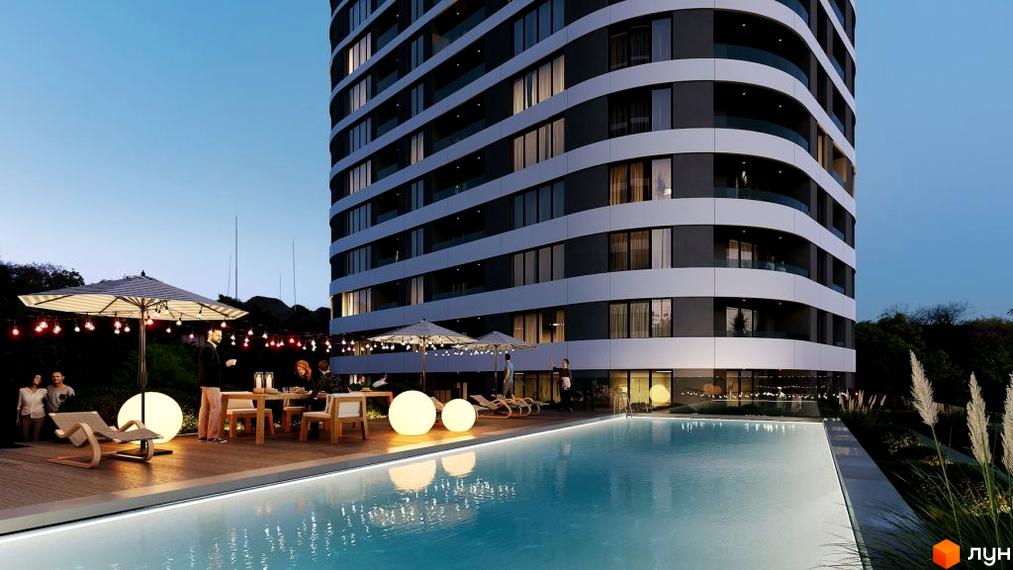 Висотна будівля ЖК Липські вежі з панорамними вікнами та терасою біля басейну. На території є столики, парасольки та декоративне освітлення.