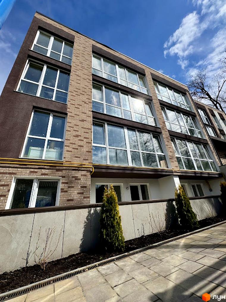 Зовнішній вигляд Клубного будинку Light Residence. Багатоповерховий будинок з великими вікнами та прибудинковою територією.