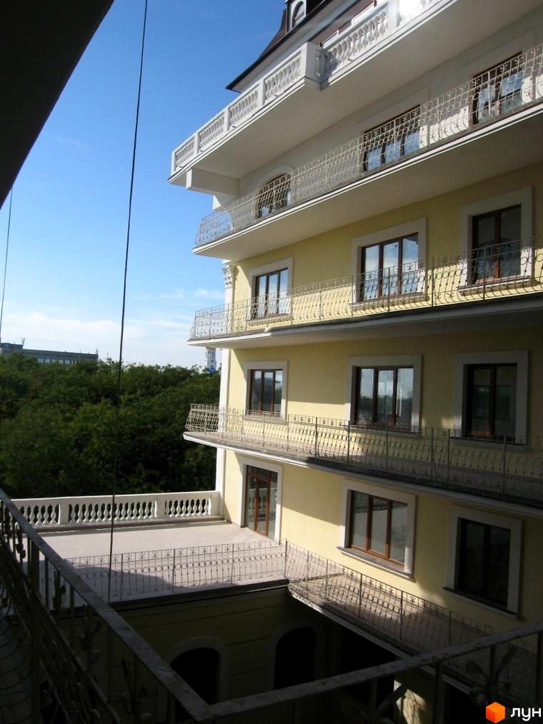 Житловий комплекс ЖК Ренесанс з балконами та просторою прибудинковою територією, оточений зеленню.