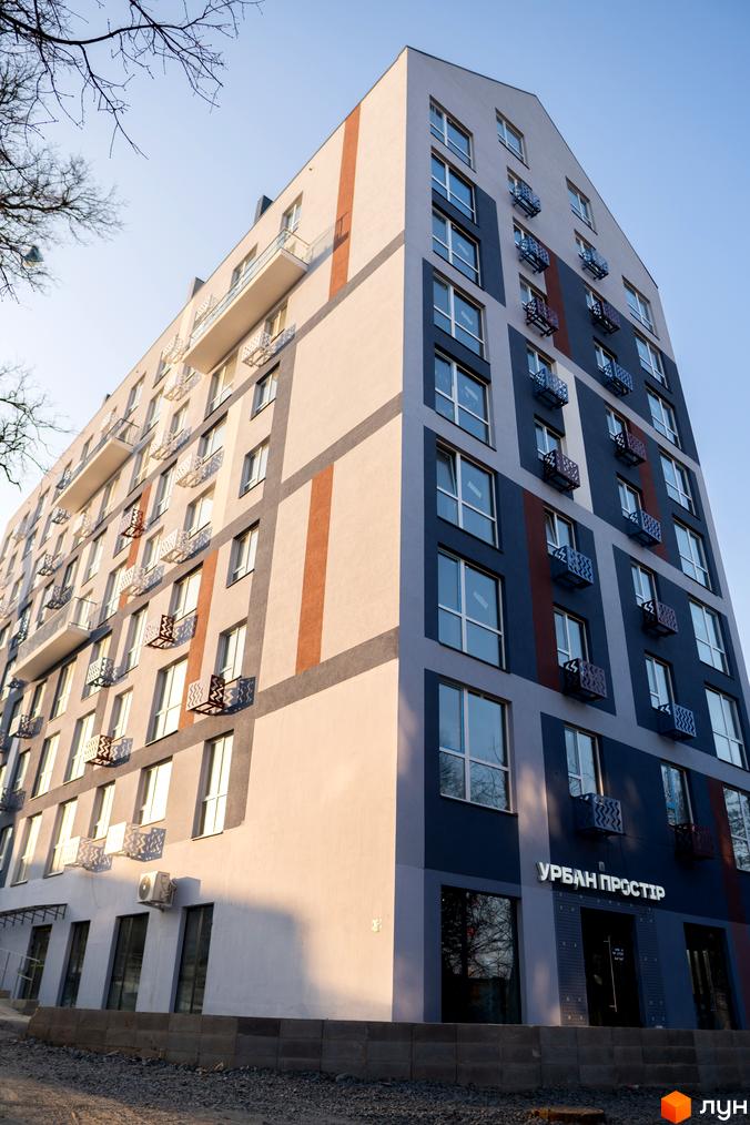 Зовнішній вигляд новобудови ЖК ЗиґЗаґ з численними балконами та вікнами на тлі блакитного неба. На фасаді видно геометричні елементи та оздоблення.