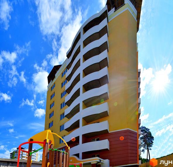 Житловий комплекс Паркова Оселя: висотна жовто-біла новобудова з балконами та дитячим майданчиком на тлі блакитного неба з хмарами.