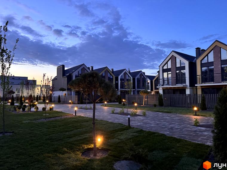 Таунхауси Петрівське містечко: сучасні будинки з панорамними вікнами та індивідуальними терасами. Озеленена прибудинкова територія з освітленням.