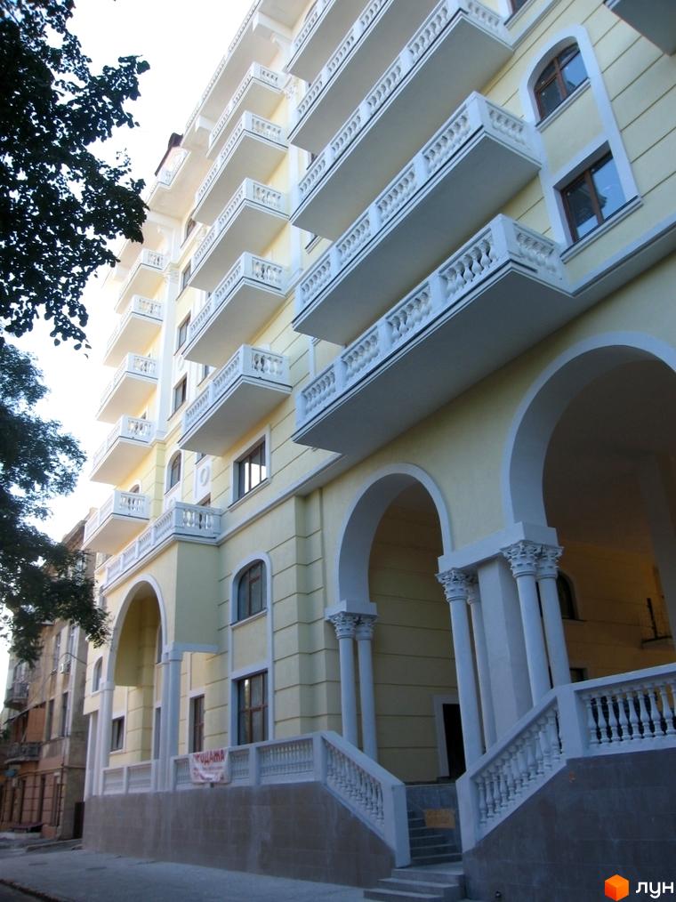 Житловий комплекс ЖК Ренесанс з балконами та арками на фасаді, прибудинкова територія з сходами та огорожею.