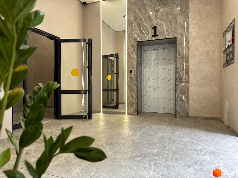 Вхідна група житлового комплексу Park Residence з дверима та ліфтом. Сучасний дизайн інтер'єру з мармуровим оздобленням.