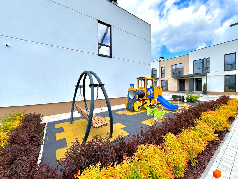 Таунхауси Soul City мають світлі фасади з великими вікнами. Поруч розташований дитячий майданчик з гойдалкою та ігровою зоною у вигляді потяга.