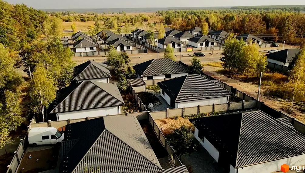 Зображення Котеджного містечка HED з висоти пташиного польоту. Вигляд на дахи будинків та зелену прибудинкову територію.