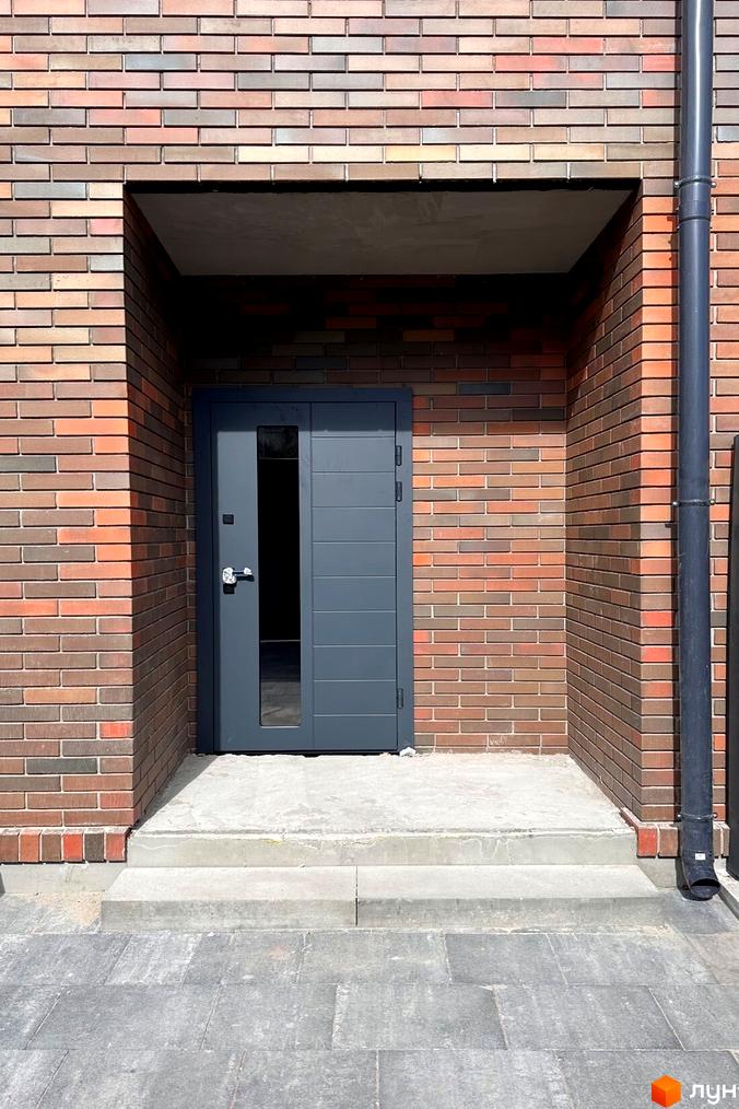 Вхідна група та фасадна частина таунхаусів