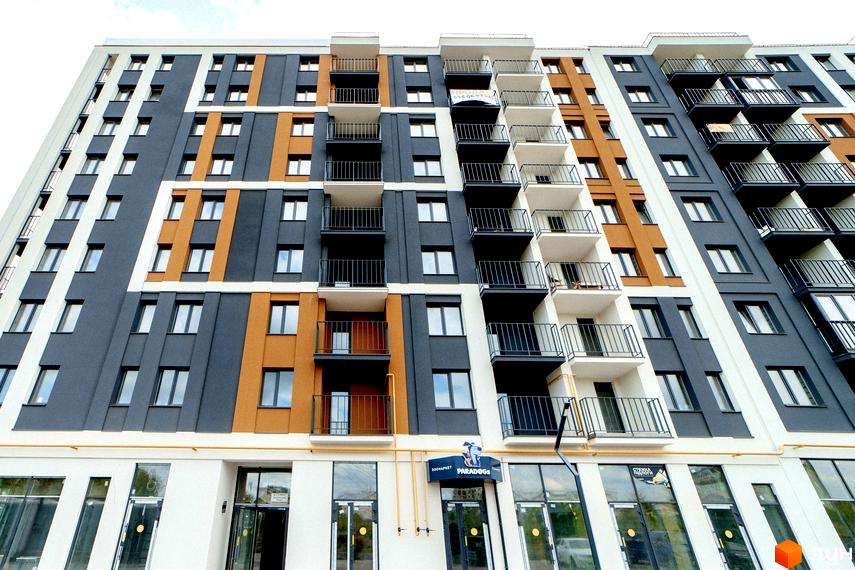 Фасад житлового комплексу КЕЛЬЦЕ з балконами та вікнами. Зовнішній вигляд новобудови.