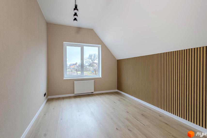 Світла кімната в Таунхауси GREAT HOME зі скошеною стелею, дерев'яною акцентною стіною та видом з вікна на житлову забудову.