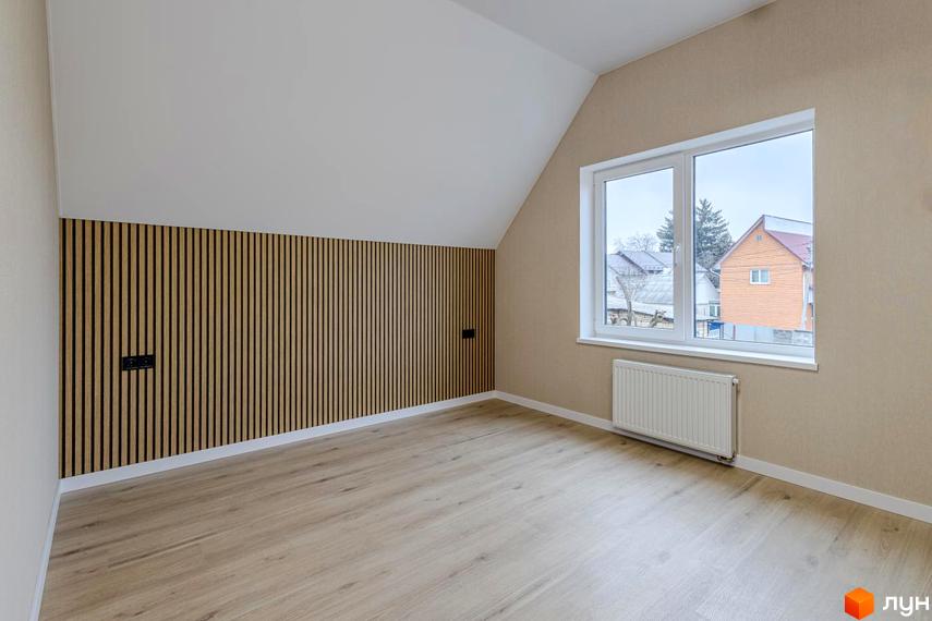 Кімната в таунхаусі GREAT HOME з великим вікном і дерев'яною обробкою стін. Навколо будинку видно інші будівлі та дерева.