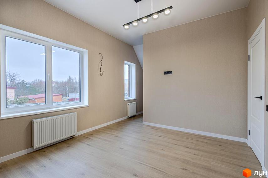 Кімната в Таунхауси GREAT HOME з великими вікнами, світлими стінами та дерев'яною підлогою. Встановлено освітлення та радіатори опалення.