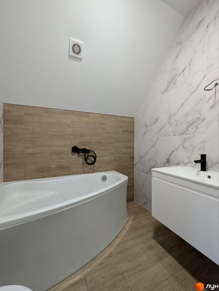 Інтер'єр ванної кімнати в таунхаусах GREAT HOME. Вигляд на ванну, тумбу з умивальником та кахель на стінах.