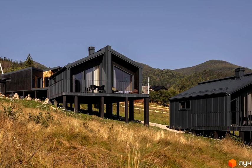 Котеджне містечко Barnhouse: сучасні будинки з панорамними вікнами на схилі гори, оточені природою та гірськими пейзажами.