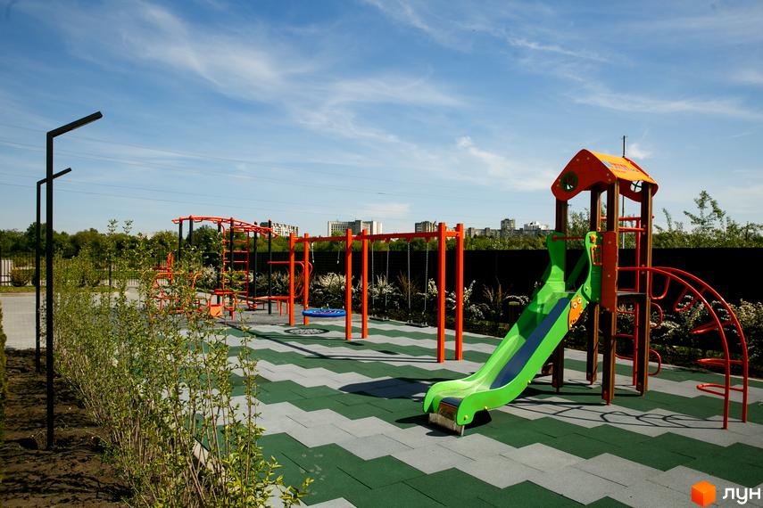 Дитячий майданчик з гіркою та гойдалками на території Житлового комплексу клубного типу Обрій.