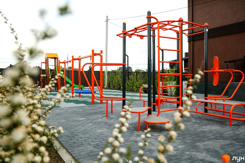 Зображення дитячого майданчика з гіркою та спортивним комплексом на території Житлового комплексу клубного типу Обрій.