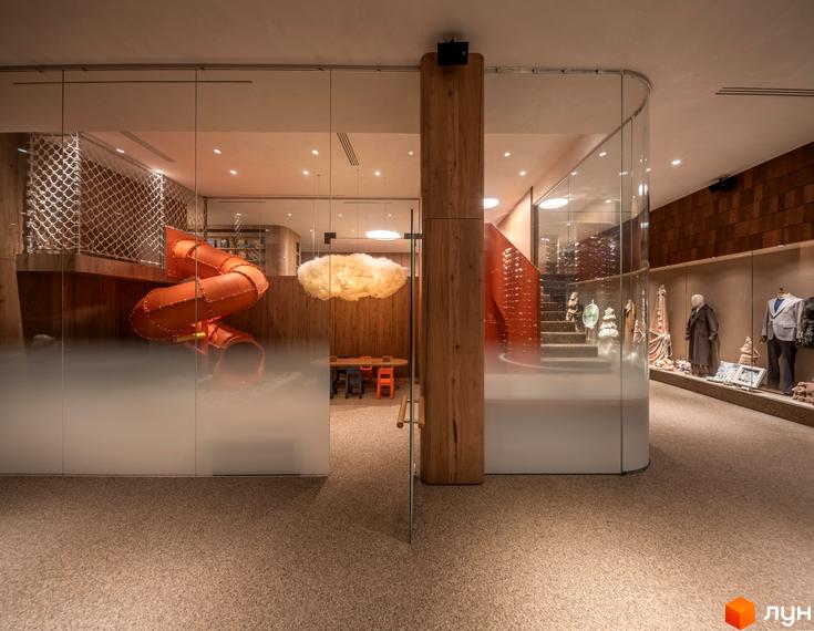 Котеджне містечко КМ Mountain Residence premium villas&spa з дитячою зоною та сходовою кліткою, що виходить на експозицію.