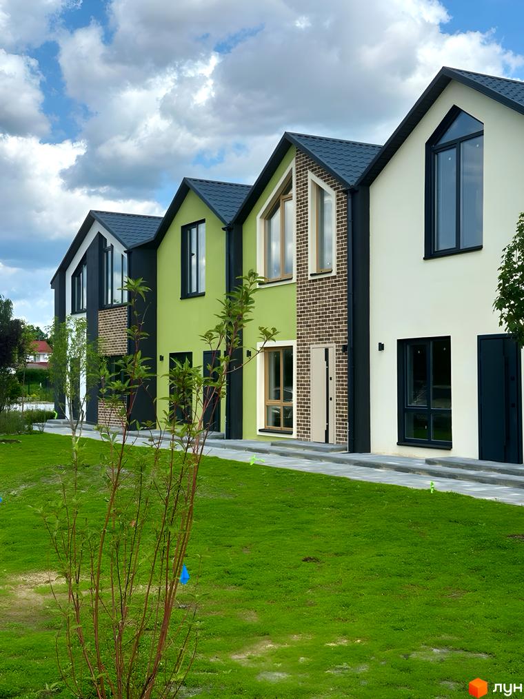 Зображення сторінки житлового комплексу Сітіхауси PRO MISTO. Ряд будинків з різним кольором фасаду та зеленим газоном перед ними.