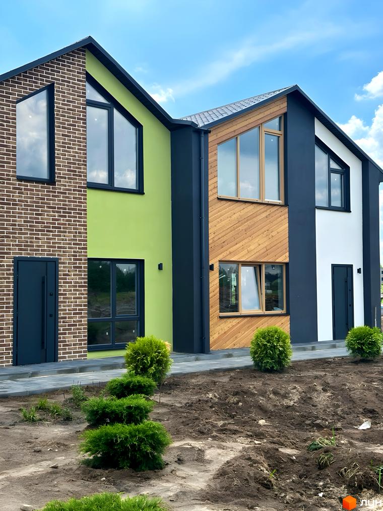 Зовнішній вигляд будинку житлового комплексу Сітіхауси PRO MISTO з цегляним фасадом, великими вікнами та зеленими насадженнями на прибудинковій території.