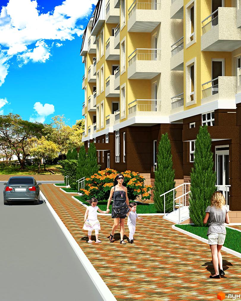 Житловий комплекс Затишне містечко: жовта багатоповерхівка з балконами та коричневим цоколем. Поруч доглянута прибудинкова територія з деревами, квітами та доріжкою з бруківки.