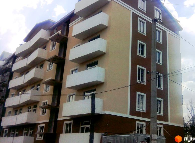 Житловий комплекс Надсонов. Зовнішній вигляд новобудови з балконами та вікнами.