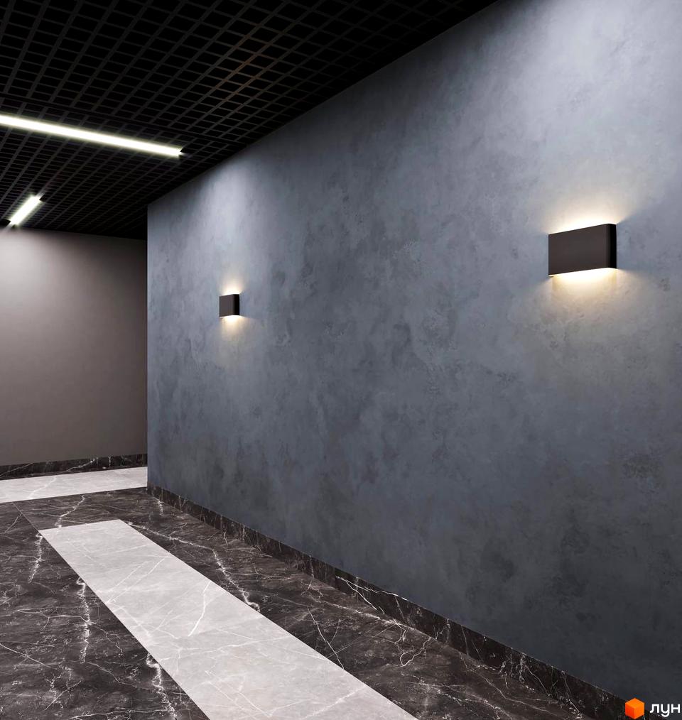 Інтер'єр спільного коридору Комплексу Breeze Marine: темні стіни, чорна ґратчаста стеля з лінійним освітленням, мармурова підлога.