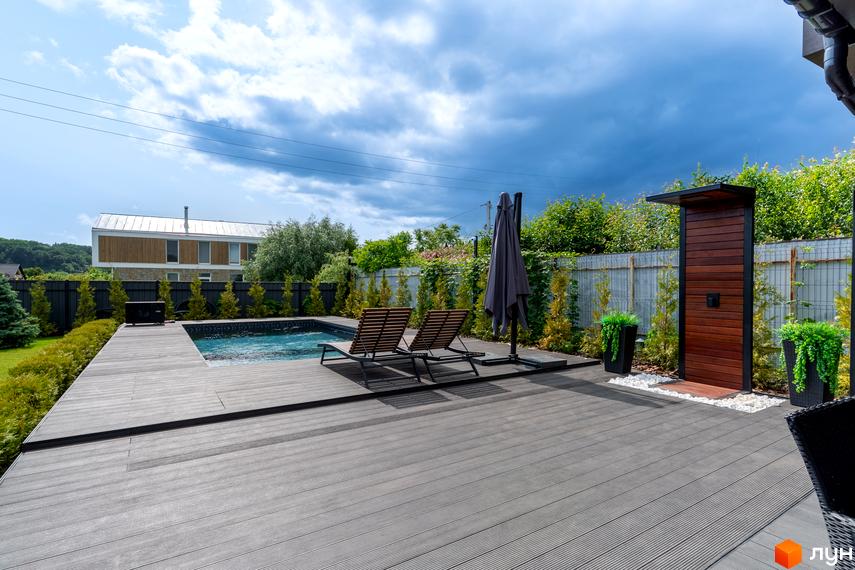 Котеджне містечко КМ Озерний: сучасний будинок з басейном та зоною відпочинку на терасі. Прибудинкова територія з шезлонгами, парасолькою та душем.