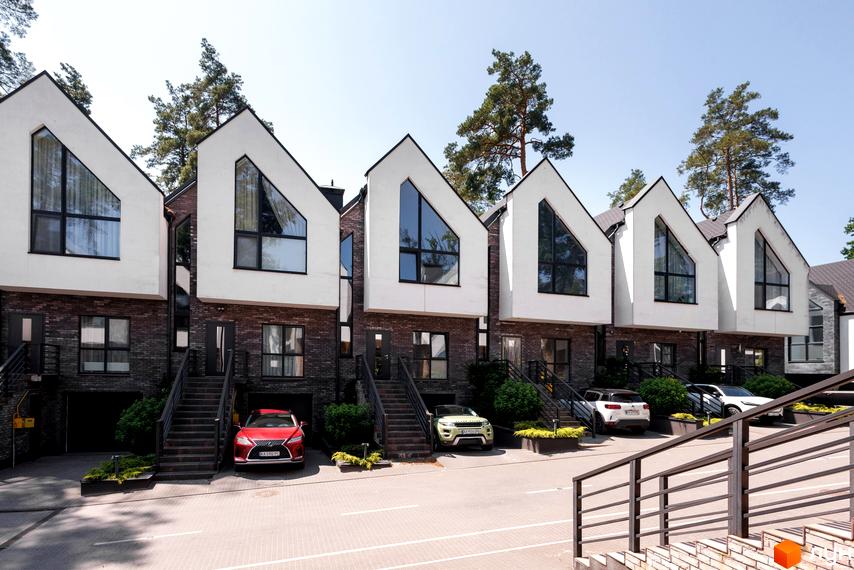 Котеджне містечко KМ Park Residence 3: будинки з темної цегли та білою обробкою, великими трикутними вікнами, з паркуванням перед кожним будинком.