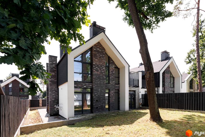 Котеджне містечко КМ Park Residence 3. Зовнішній вигляд будинків з цегляним фасадом, великими вікнами та зеленим подвір'ям.