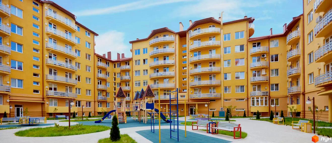 Житловий комплекс САКУРА: жовті фасади з балконами, коричневі дахи. На території дитячий майданчик та лавки для відпочинку.