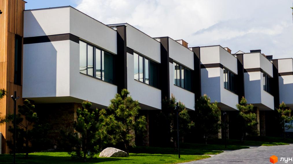 Житловий комплекс SHERWOOD. Фасади будинків з білою та чорною обробкою, панорамними вікнами. Прибудинкова територія з зеленими насадженнями та доріжками.