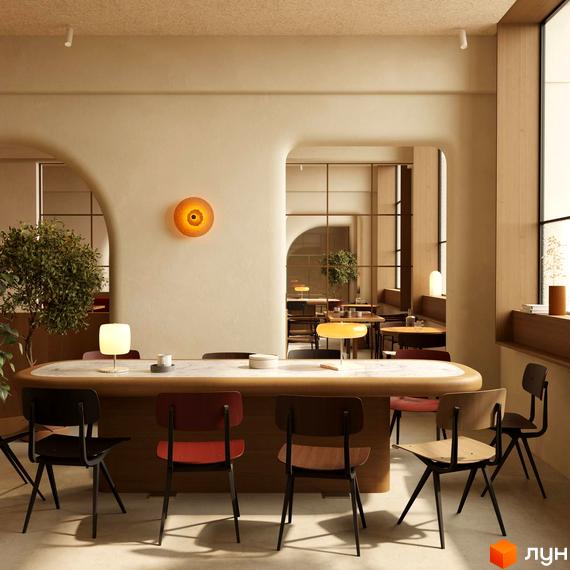 Інтер'єр апарт-готелю PRAUD select з обідньою зоною та кріслами. Затишна атмосфера для відпочинку та роботи.