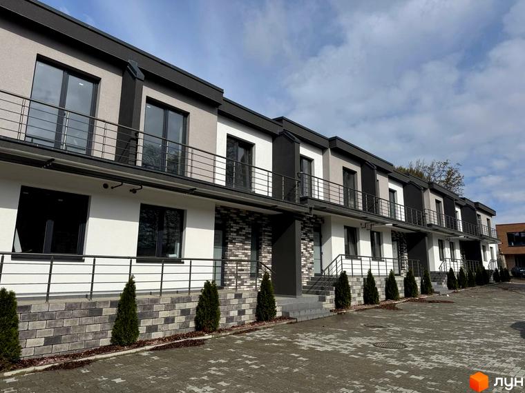 Зовнішній вигляд Котеджне містечко VIVA-CHERNIVTSI. Двоповерхові будинки з балконами та невеликою прибудинковою територією.