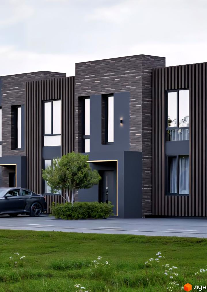 Сучасні таунхауси Town BOX з вертикальним дерев'яним оздобленням та цегляними вставками. Поруч розташований сірий автомобіль та зелені насадження.