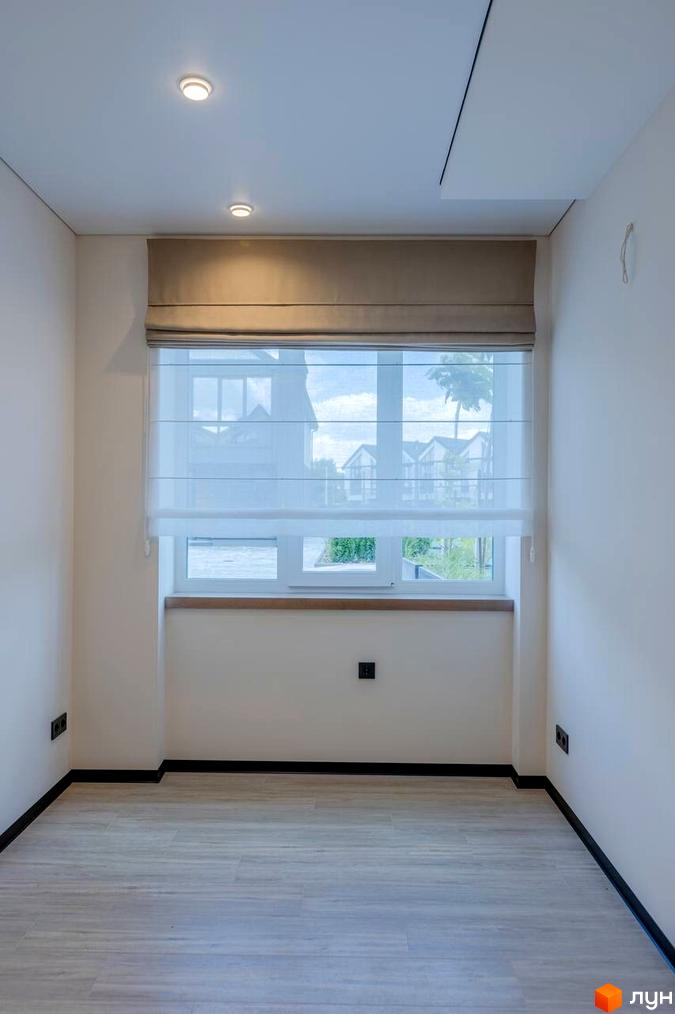 Інтер'єр кімнати з панорамним вікном та римськими шторами в котеджному містечку КМ Romankiv Village. Світлі стіни та підлога створюють затишну атмосферу.