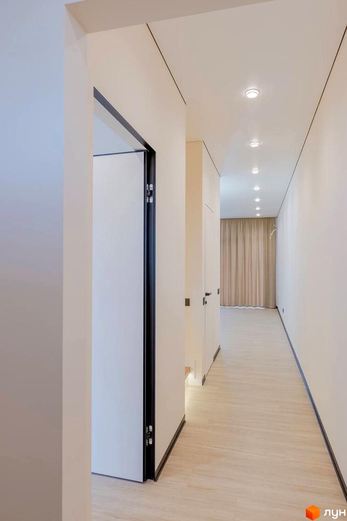 Котеджне містечко Romankiv Village. Сучасний коридор з дверима та освітленням.