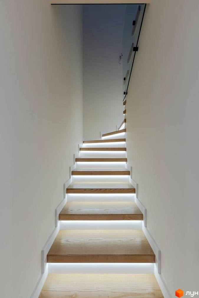 Сучасні дерев'яні сходи з підсвіткою в котеджному містечку Romankiv Village. Прибудинкова територія не відображена.