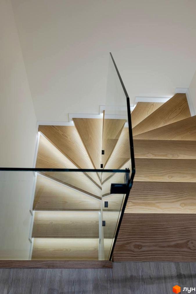 КМ Romankiv Village: дерев'яні сходи з підсвіткою та скляним огородженням.