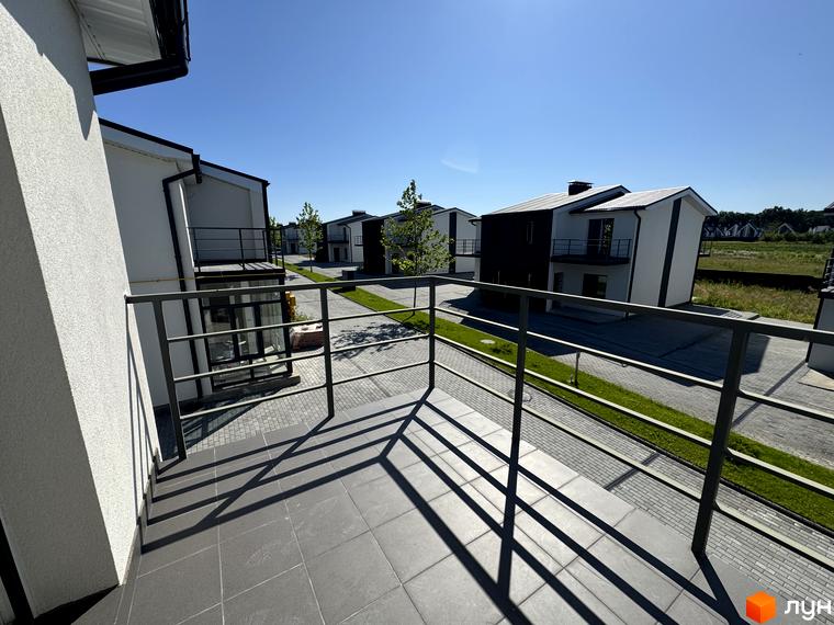 White-Blackie Duplex - комплекс з біло-чорними дуплексами та доглянутою прибудинковою територією з газоном та бруківкою.