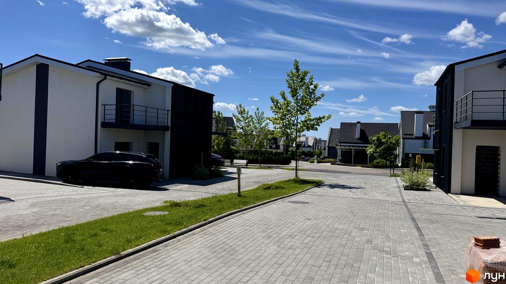 White-Blackie Duplex – новобудова з біло-чорними фасадами та балконами. Охайний двір з бруківкою та зеленими насадженнями.