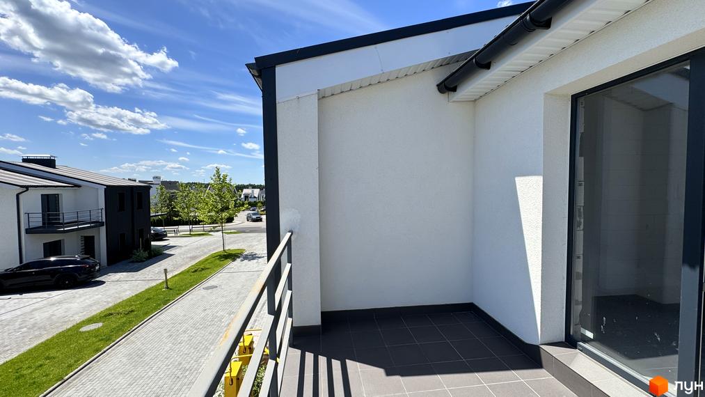 White-Blackie Duplex: фасад будинку з балконом та прибудинкова територія з дорогою та зеленими насадженнями.