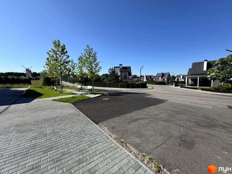 Житловий комплекс White-Blackie Duplex з сучасними будинками та доглянутою прибудинковою територією з деревами та лавками.