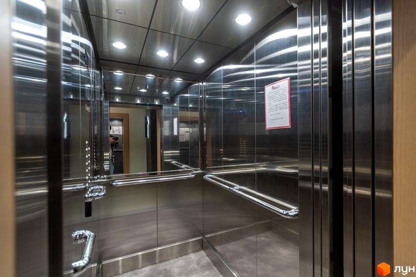 Апарт-комплекс Ітака: сучасний ліфт з нержавіючої сталі з дзеркальними стінами та поручнями.