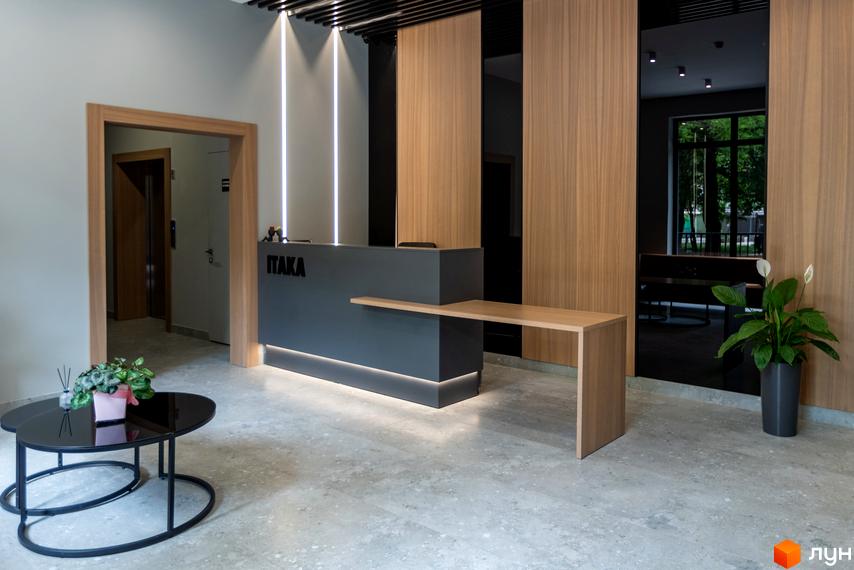 Апарт-комплекс Ітака: сучасний рецепшн з дерев'яними панелями та зоною очікування. Зовнішній вигляд будівлі та прибудинкова територія.